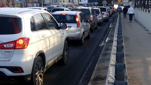 Od kiedy ruszył Remont na ulicy Dworcowej w Zielonej Górze nie ma dnia, aby kierowcy nie narzekali na korki. Długie dojazdy do centrum miasta i wyjazdy z niego są zmorą wszystkich zmotoryzowanych. - Czasami zazdrość mnie bierze, jak widzę rowerzystę, który powoli co prawda, ale jednak prze do przodu. Kiedy jemu przejazd z punku "A" do punktu "B" zajmuje kilka minut, kierowcy pojazdów mechanicznych muszą uzbroić się w cierpliwość trwającą niekiedy nawet kilkadziesiąt minut. Tak jest każdego dnia. Był czas, żeby się przyzwyczaić, ale to wkurza - mówi Marcin Węgrzewski, który dojeżdża do Zielonej Góry z Świebodzina. 

Z reguły była tak, że w godzinach szczytu Zielona Góra mniej lub bardziej się korkowała. Utrudnienia te były uzasadnione porą dnia, tym, że ludzie wracali do domów po pracy, z uczelni itp. Tym razem problemem zdaje się być ulica Dworcowa właśnie, a konkretniej jej niedostępność dla kierowców. Kiedy w lutym 2018 roku ruszył jej remont, mieszkańcom z dnia na dzień coraz bardziej dokuczało widmo stania w korkach. 

- Nie będzie odkryciem, jeśli powiem, że cały ruch z Dworcowej przeniósł się głównie w obręb ul. Sulechowskiej i w mniejszych ilościach został rozbity na inne partie miasta - przyznaje pracujący w centrum Daniel.

Obecnie dojazd od okolic Urzędu Miasta do hali CRS potrafi zająć około 20 minut. W godzinach szczytu jednak czas ten znacznie się wydłuża. W drugą stronę? W cale nie jest lepiej, a czasami nawet gorzej, zaś sam zator często sięga Trasy Północnej.

Obecnie z jednej strony trudno się jeździ po Zielonej Górze, zaś z drugiej mieliśmy rok, żeby się do tego przystosować. I chyba większość kierowców pogodziła się z drogowych chaosem w Winnym Grodzie. Narzekanie jest coraz mniej, a cierpliwości coraz więcej. Żeby jeszcze tylko te prace remontowe szły sprawniej...

O tym, jak wygląda trasa z centrum Zielonej Góry do CRS-u przy Sulechowskiej możecie się przekonać oglądając zdjęcia w tym materiale. Dobrze nie jest. Kierowcy muszą uzbrajać się w kilogramy cierpliwości. Jeśli wydaje wam się, że w okolicach ronda Romana Dmowskiego jest, źle, to wiedzcie, że dalej jest jeszcze gorzej...

Zobacz również: Pożar samochodu na trasie S3. Kierowcy utworzyli „korytarz życia”


POLECAMY RÓWNIEŻ PAŃSTWA UWADZE:
Straszne. Zwierzęta żyją tu jak na wysypisku śmieci!

