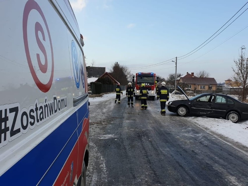 W Kalnikowie w powiecie przemyskim kierujący volkswagenem wpadł w poślizg i zderzył się z busem [ZDJĘCIA]