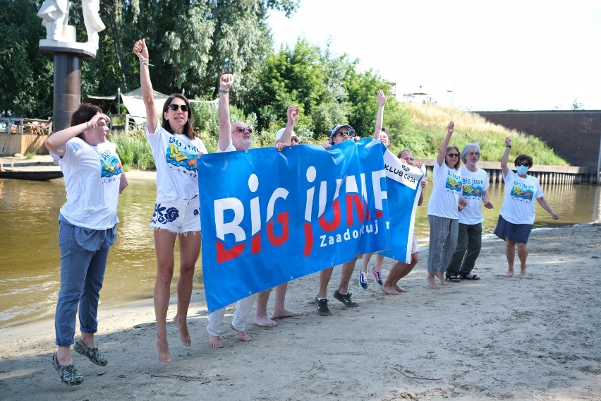 Big Jump w Warszawie. Weszli do Wisły z Płyty Desantu. "Powiedzmy nie betonozie i zbiornikozie"