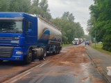 Kolizja osobowego volkswagena z ciężarowym DAF-em, do której doszło na wolsztyńskim wiadukcie