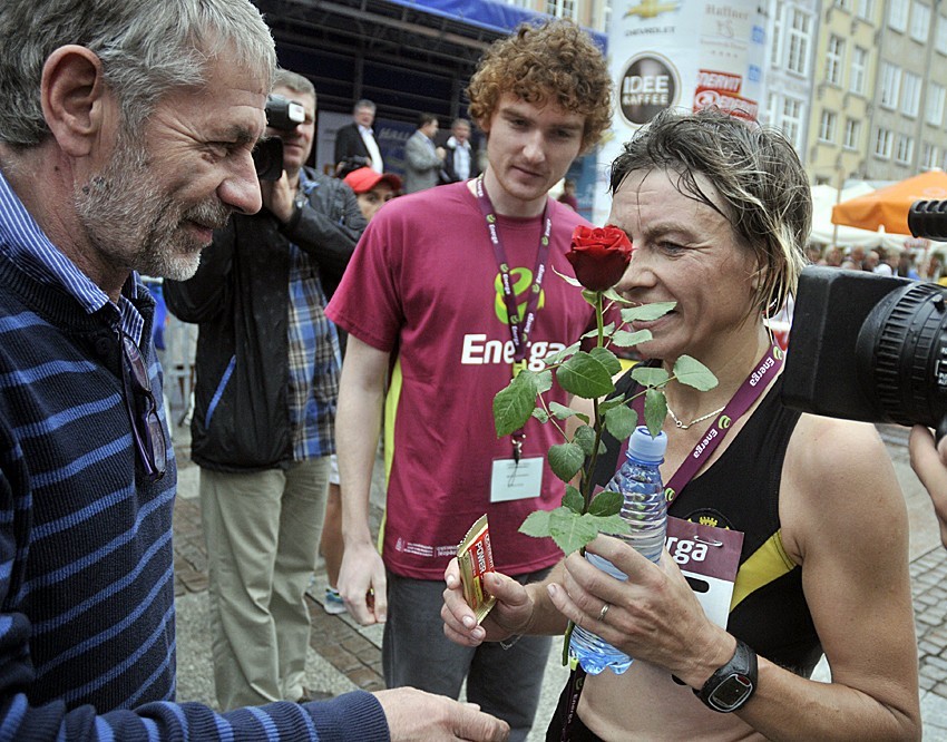 Maraton Solidarności 2012: Protest w imię solidarności. Feministki wręczyły róże biegaczkom ZDJĘCIA
