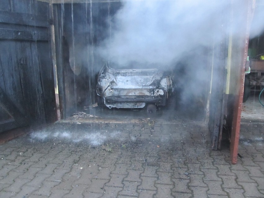 Pożar w Grabowie. Zapalił się samochód i garaż