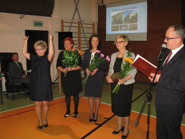 Jubileusz 20 - lecia w Zespole Szkół w Lubostroniu. Dyrektor Alina Borkowska cieszy się z prezentu od burmistrza Jacka Kaczmarka. To 10 tys zł, które zostaną przeznaczone na plac zabaw.