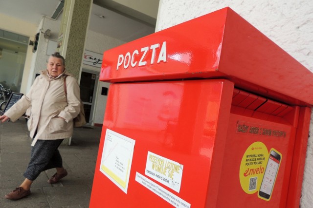 Od poniedziałku (16.03) Poczta Polska wstrzymuje wysyłkę przesyłek za granicę. Urzędy pracować będą krócej. Personel dostanie rękawiczki. Dla klientów powstaną strefy bezpieczeństwa w kolejkach.

CZYTAJ DALEJ >>>>>

Zobacz także: Toruń podczas epidemii. Puste kościoły, pusta starówka... Zobacz zdjęcia

Czytaj także: Ważne! Limity na zakupy w Rossmannie. Co z Biedronką?

