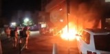 Nocny pożar na Bulwarze Ikara: Ogień zagroził sklepom i samochodom