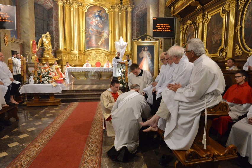 Wielki Czwartek. Jan Piotrowski, biskup kielecki, umył nogi wiernym