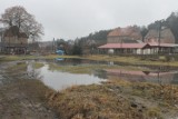 Rwące potoki zalewają Sieniawę.Topniejący śnieg spływa z pól do wioski [ZDJĘCIA, WIDEO]