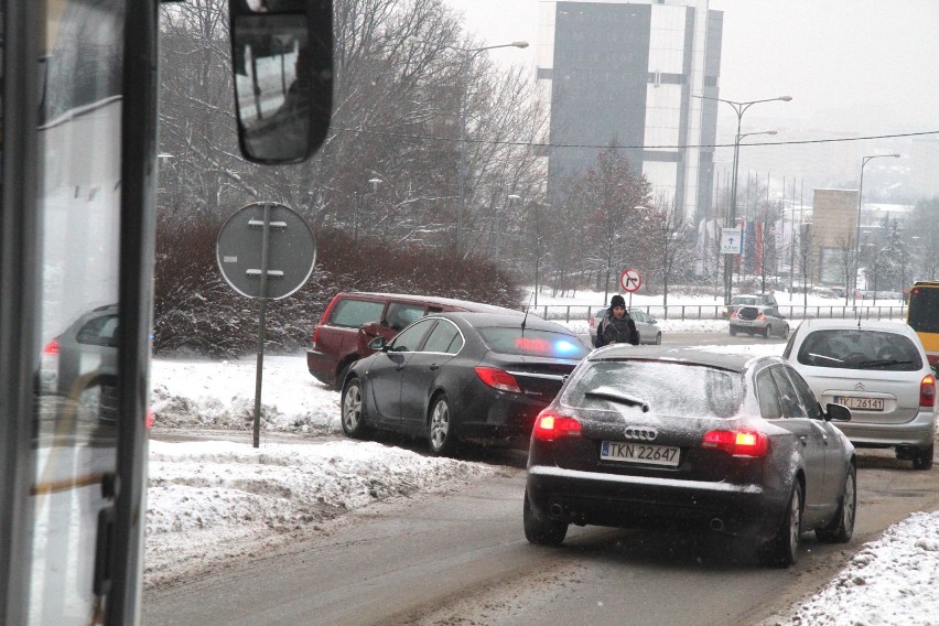 Zderzenie samochodu osobowego z piaskarką na Alei Solidarności w Kielcach