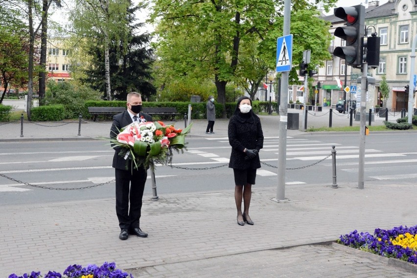 Radomsko Święto Konstytucji 3 Maja 2020. Kwiaty pod obeliskiem złożyli przedstawiciele władz powiatu
