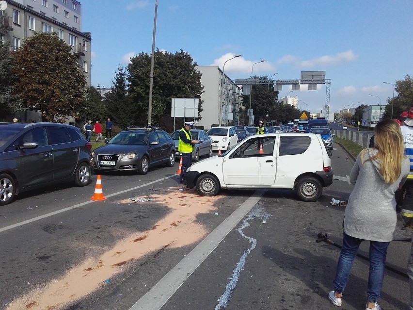 Groźny wypadek w centrum Kielc! Dwie osoby ranne (ZDJĘCIA)
