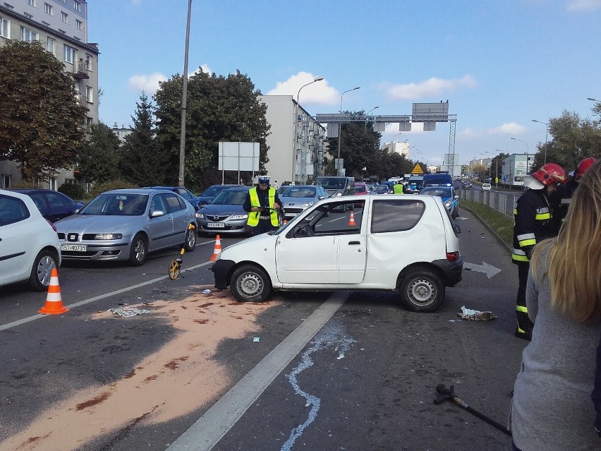 Groźny wypadek w centrum Kielc! Dwie osoby ranne (ZDJĘCIA)