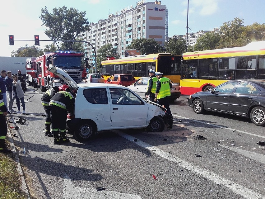 Groźny wypadek w centrum Kielc! Dwie osoby ranne (ZDJĘCIA)