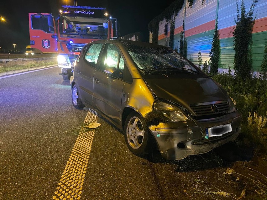 Samochód osobowy dachował na S8 koło Wolborza. Jedna osoba w...