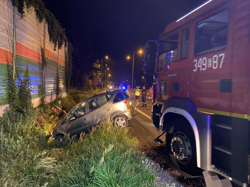 Samochód osobowy dachował na S8 koło Wolborza. Jedna osoba w...