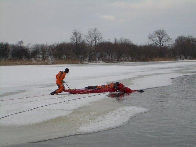 Ćwiczenia strażaków na lodzie [ZDJĘCIA]