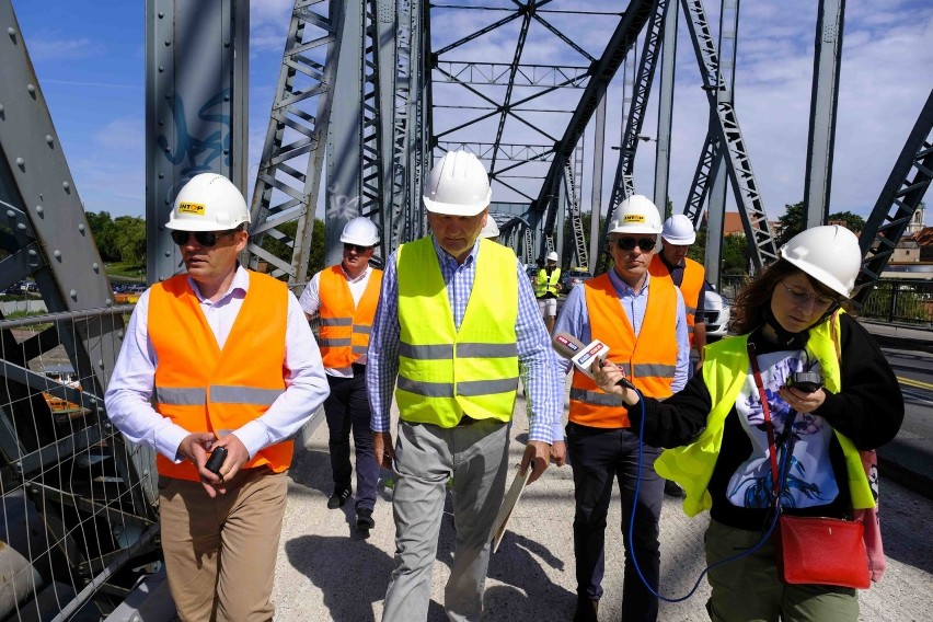 Prezydent Torunia Michał Zaleski, lokalni dziennikarze, a...