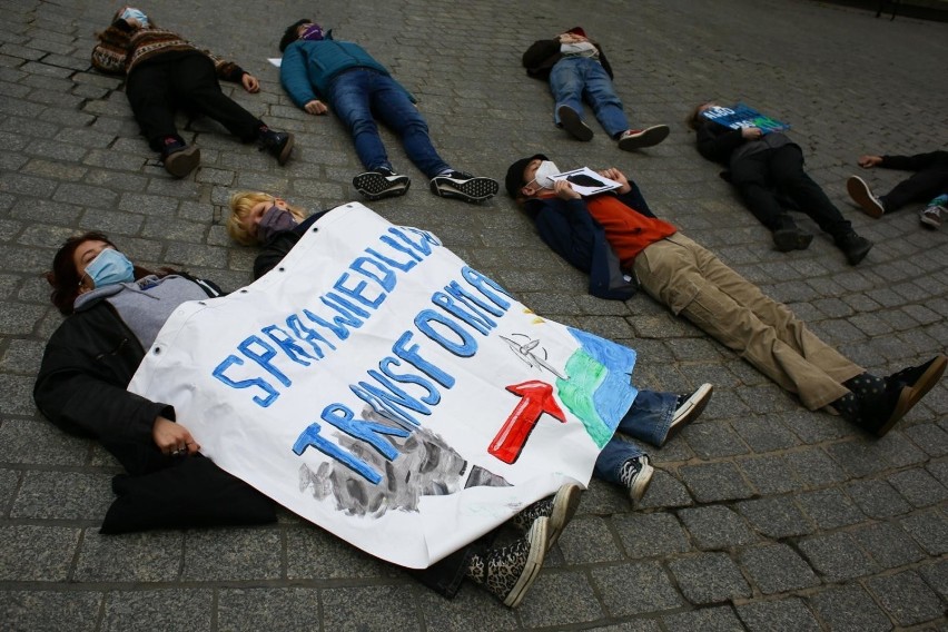 "Albo węgiel, albo my". Młodzieżowy Strajk Klimatyczny zorganizował protest w Krakowie. W tle spór o kopalnię w Turowie [ZDJĘCIA]