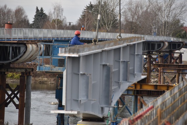 Nowy most na Dunajcu wreszcie zaczyna nabierać realnych kształtów. Rozpoczał się montaż konstrukcji nośnej przeprawy