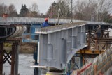 Ostrów koło Tarnowa. Budowa nowego mostu na Dunajcu wreszcie przyspieszyła. Trwa montaż potężnych, stalowych konstrukcji [ZDJĘCIA 26.11]