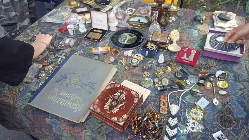 Biżuteria, obrazy, a nawet ubrania! Co jeszcze można kupić na chełmskim Targu Staroci? Zobacz zdjęcia   