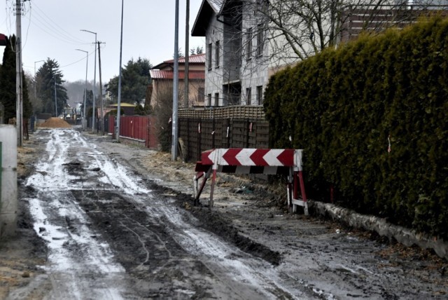 Na razie jest grząsko na ulicy Paciaka na Janiszpolu, trwa tu modernizacja ulicy.