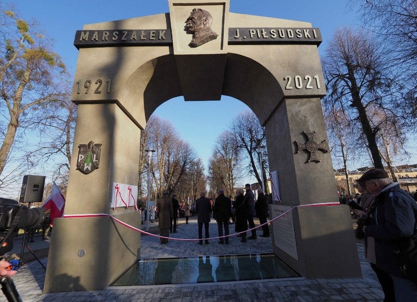 W Tomaszowie Lubelskim odsłonięto łuk triumfalny. To budowla obiecana przez Jacka Sasina. Zobacz zdjęcia