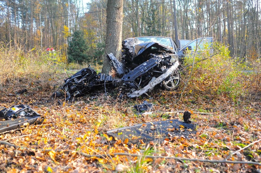 BWM rozbiło się na drzewie pod Lesznem