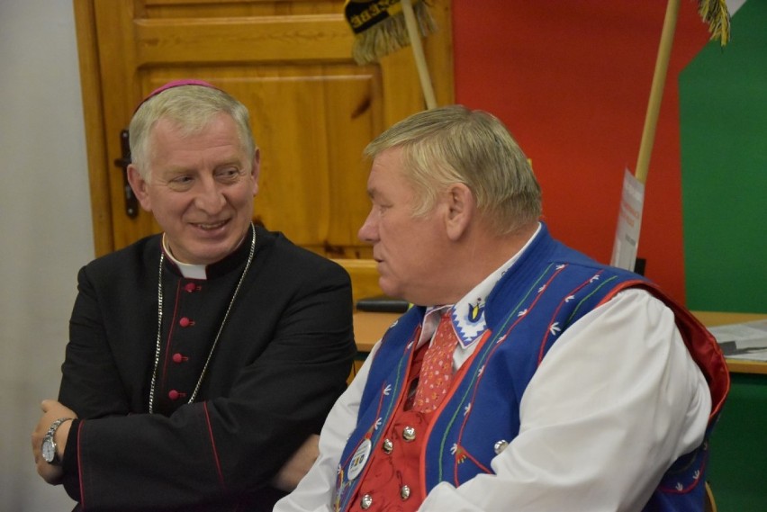 Biskup diecezjalny Ryszard Kasyna w Remusowym Kręgu w Borzestowie