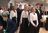 Studniówka 2023. Tradycyjny polonez rozpoczął bal maturzystów III LO w Lesznie