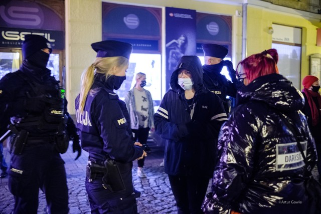 Kilkadziesiąt osób protestowało w poniedziałek (9 listopada) przed biurem PiS w Tarnowie. Policja legitymowała uczestników manifestacji