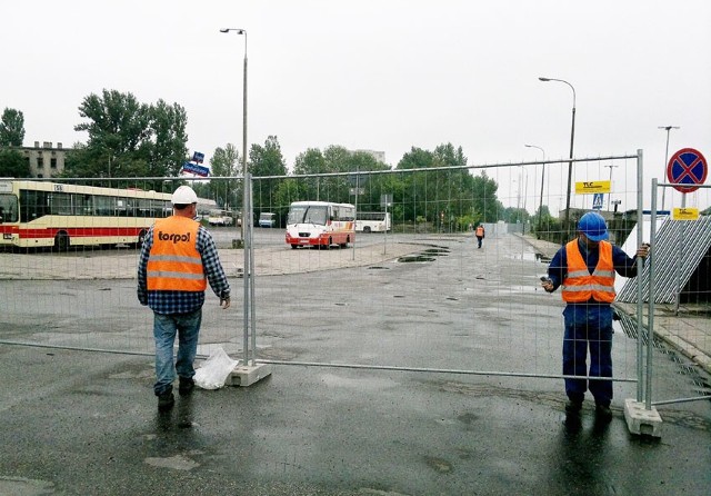 Wzdłuż ul. Knychalskiego stanął płot uniemożliwiający wjazd na dworzec.