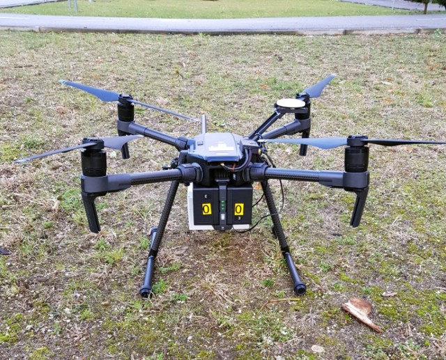 Walka ze smogiem Warszawa. Straż miejska ma nowy oręż w walce z trucicielami powietrza. Są to drony,  które śmiało można nazwać latającymi laboratoriami.