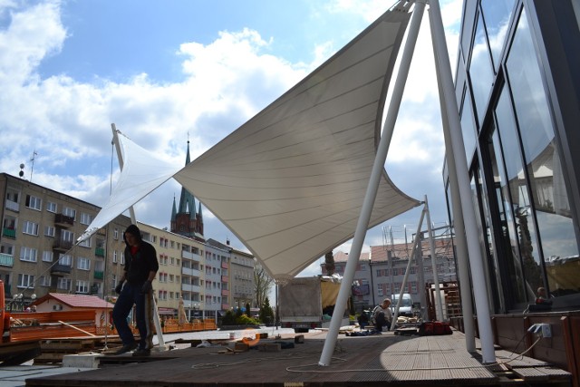 Rynek w Raciborzu. Pstrokacizna bije po oczach