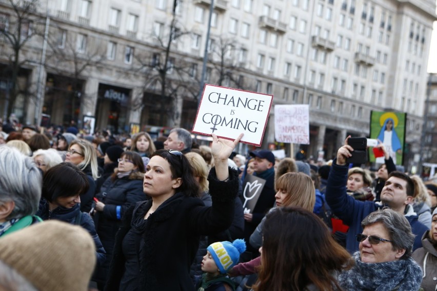 Strajk kobiet w Warszawie, na placu Konstytucji. "Mamy...