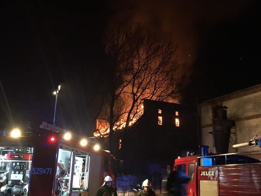 Wielki pożar pałacu pod Wrocławiem. Kilkudziesięciu strażaków w akcji (ZDJĘCIA)