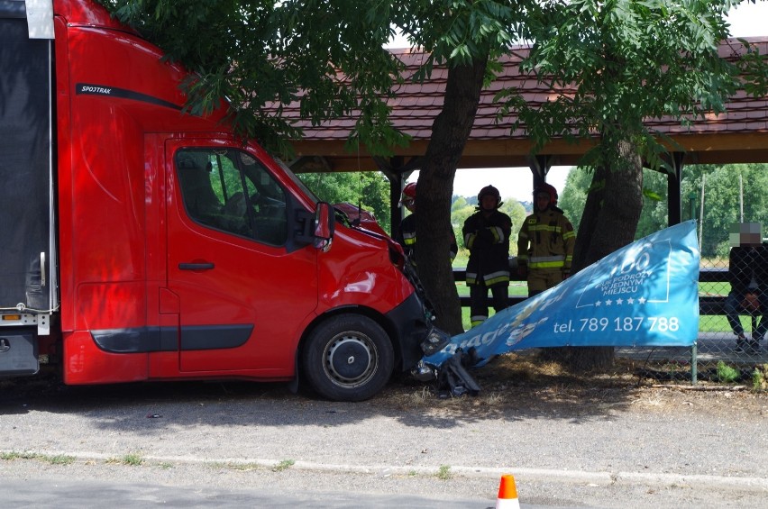 Wypadek w Koskowicach. Auto dostawcze wbiło się w ogrodzenie [ZDJĘCIA]