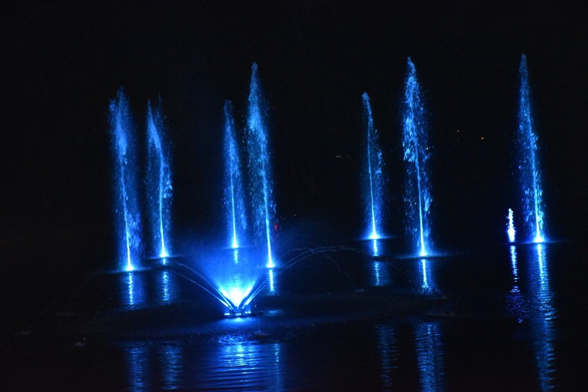 Pokaz fontann w pleszewskim parku leśnym "Planty"