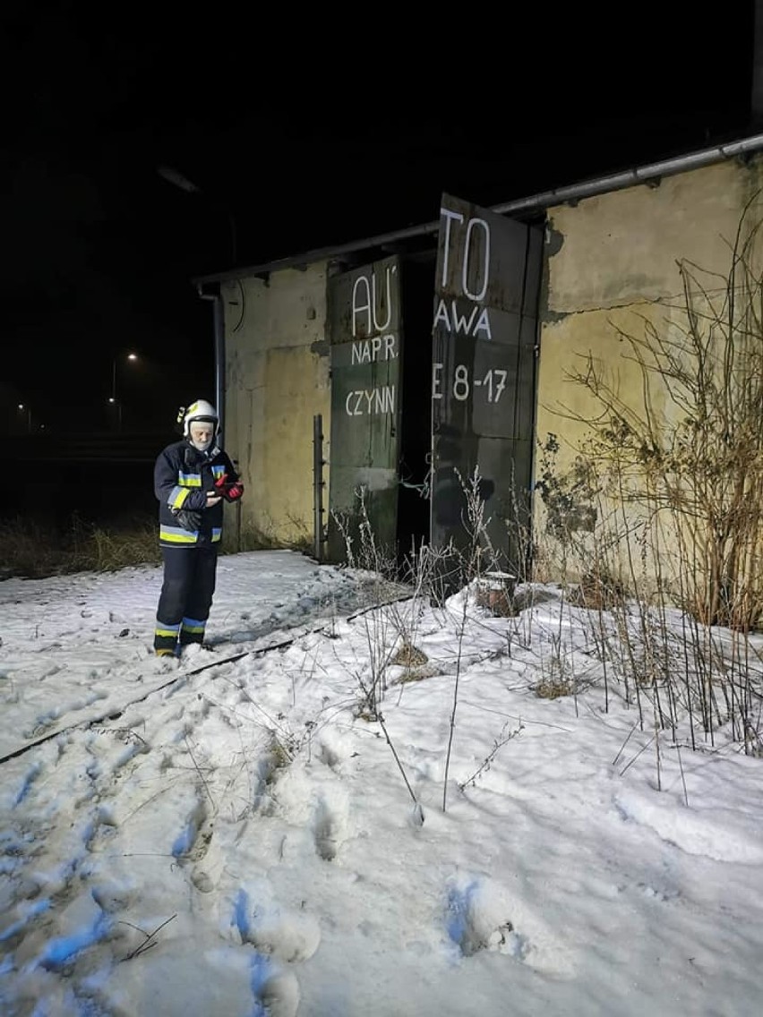 Nocny pożar pustostanu w Cedrach Małych [23.02.21 r.]