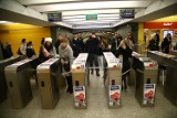 Metro w Warszawie zatłoczone w ferie. Mieszkańcy narzekają. Pociągi kursują rzadziej, a liczba pasażerów spadła nieznacznie