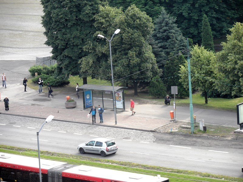 I drugi nowy przystanek autobusowy na Korfantego między...