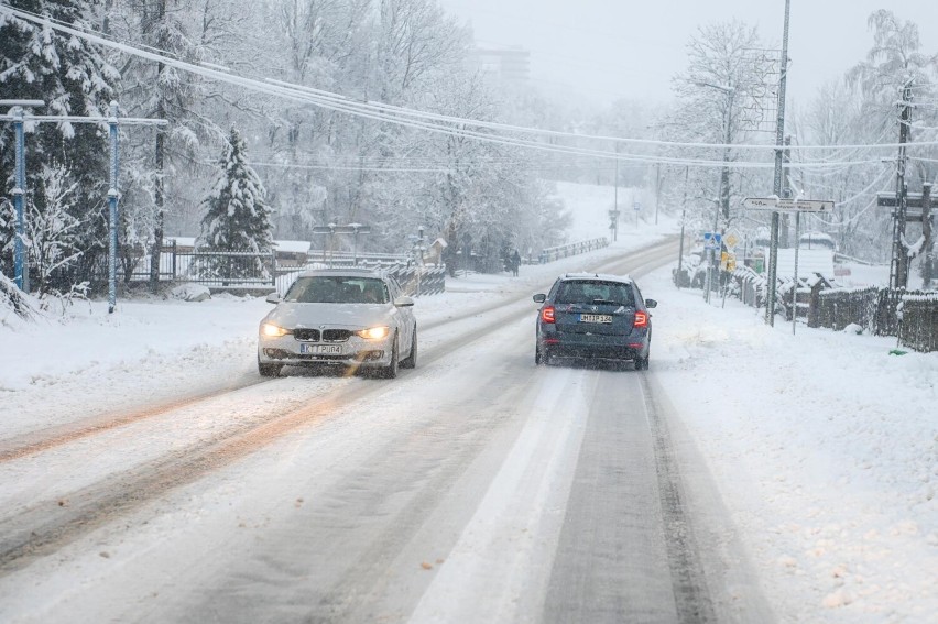 Zakopane znów białe. W nocy w mieście spadło ok. 10 cm śniegu i nadal sypie. Sezon narciarski uratowany?