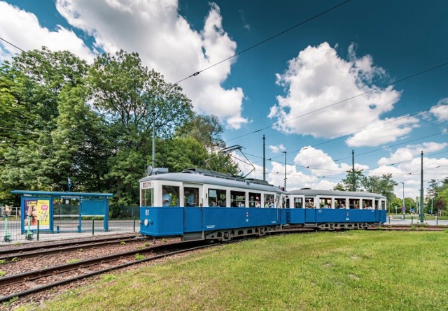 Na ulice Krakowa znów wyjechał zabytkowy tramwaj w ramach Krakowskiej Linii Muzealnej. Tym razem pasażerowie mogli podziwiać miasto z okien niebieskiego tramwaju typu SN2.
