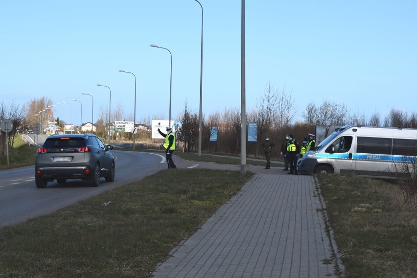 Funkcjonariusze z Komendy Powiatowej Policji w Pucku wzmożyli  działania ukierunkowane na zapobieganie rozprzestrzeniania się choroby COVID-19