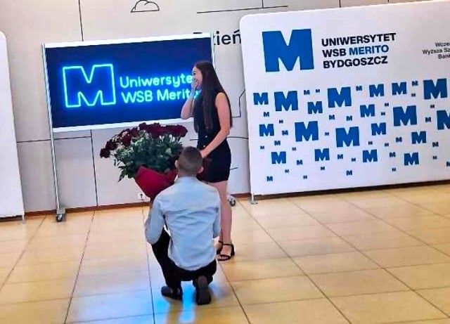 Narzeczeni - Justyna i Maciej - są razem od ponad 3 lat. Serdeczne gratulacje wraz z życzeniami otrzymali również od władz uniwersytetu.
