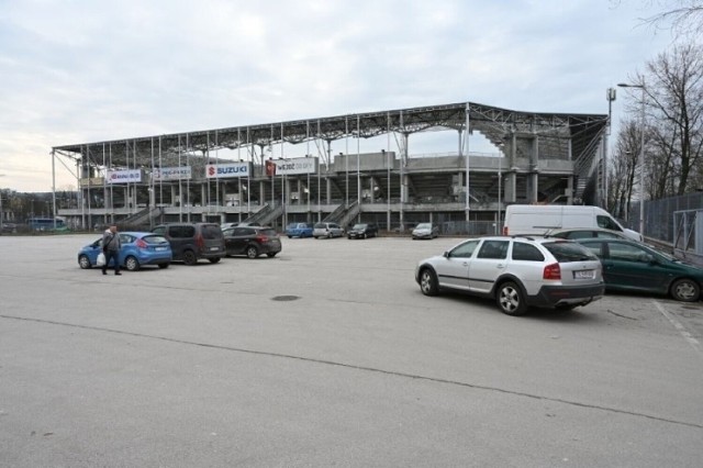 Parking przy stadionie piłkarskim Suzuki Arena przy ulicy Ściegiennego w Kielcach będzie płatny za kilka dni.