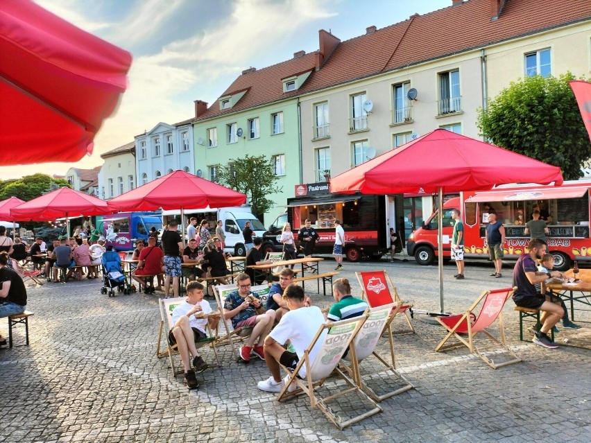 Festiwal Smaków Świata Food Trucków na placu Ratuszowym w...