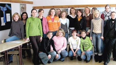 Studentki I roku germanistyki CJE oraz wykładowcy Dorota Liberda i Beata Nawrocka po pierwszej części dziennikarskich warsztatów.