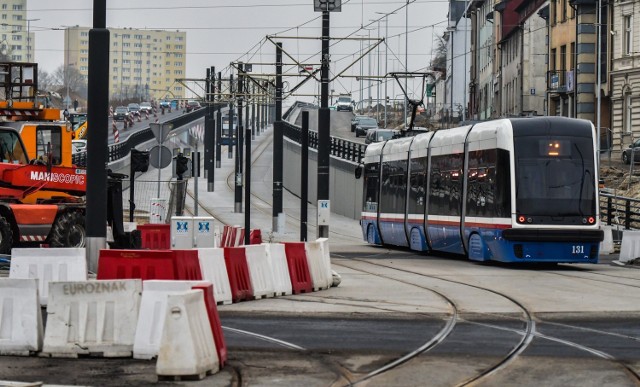 Nowy tramwaj w Bydgoszczy jeździ zbyt rzadko. Niektórzy pasażerowie uznają to za skandal. Niezadowoleni są również kierowcy, a piesi muszą nadrabiać kilometr drogi.