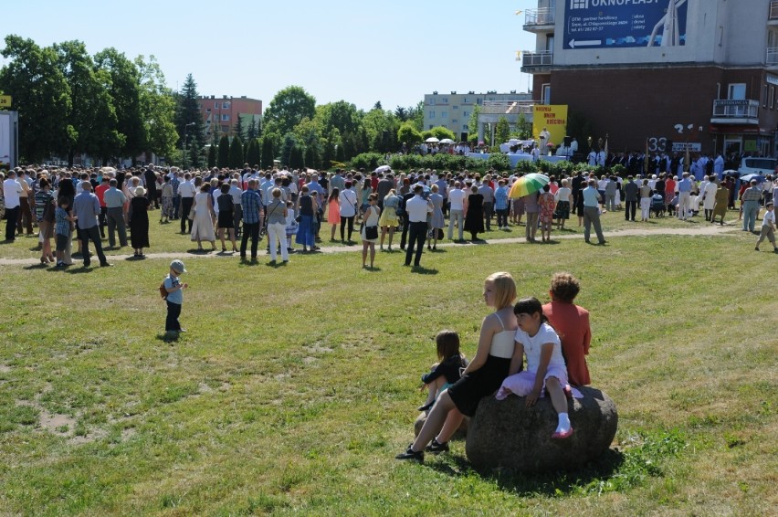 Śrem: Boże Ciało 2015 na Jezioranach. Wierni z parafii NSJ...