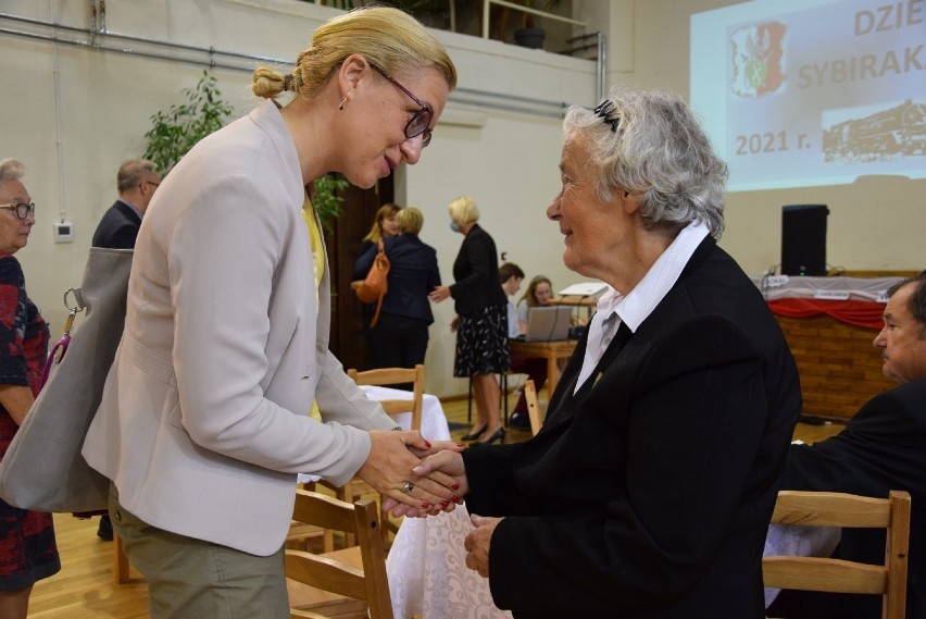 Uroczystości upamiętniające ofiary Sybiru. Aula Liceum...